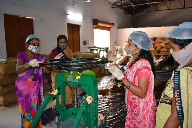 360775-7-tribal-women-packing-tamarinds