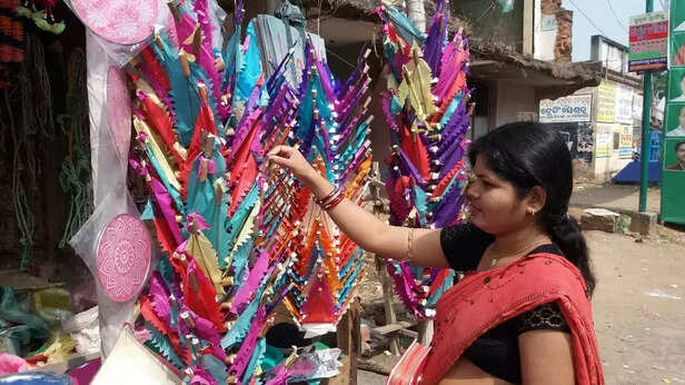 362222-7-a-woman-purchasing-paper-boats