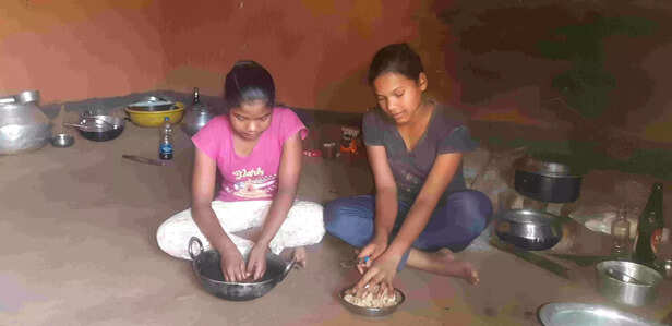 366314-four-children-at-their-home-at-kalaita-village-in-saranda-forest-of-west-singhbhum-in-jharkhand-2-scaled-1