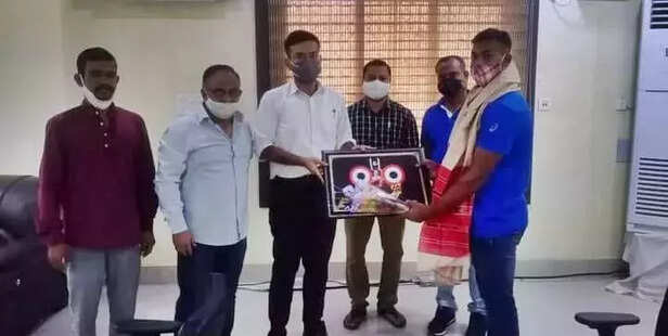 368229-kishore-being-felicitated-by-felicitated-by-puri-district-administration