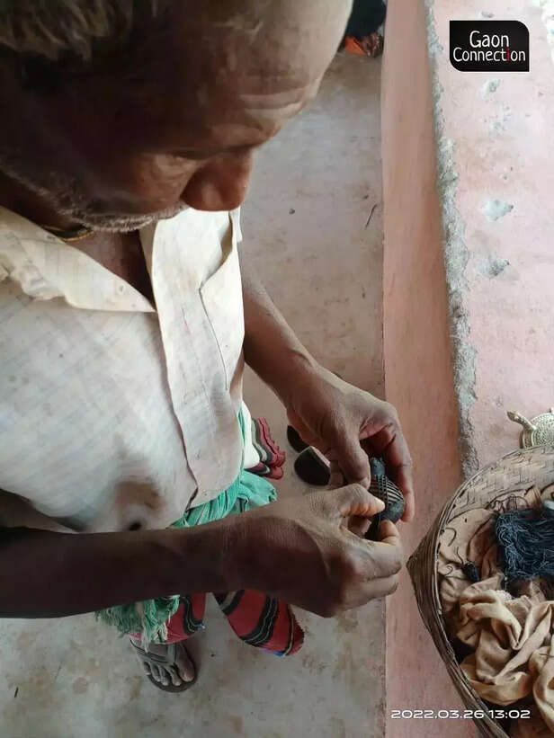 359524-suman-pradhan-making-dokra