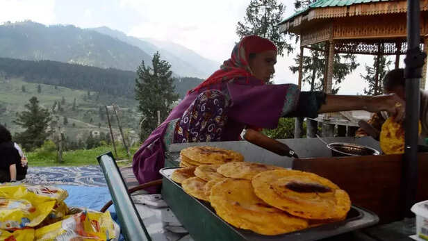 366851-kashmir-tourists-srinagar
