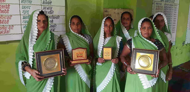 362105-nari-siksha-gram-sangthan-samiti-members-showing-with-their-awards-by-the-state-government-1-scaled-1