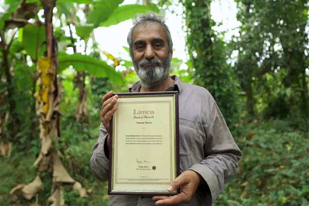 जंगल जैसी प्राकृतिक खेती, कम संसाधनों में टिकाऊ मॉडल और अगली पीढ़ी को सौंपी जा रही विरासत, ये कहानी है एक ऐसे किसान की, जो केले के ज़रिये भविष्य बचा रहा है।