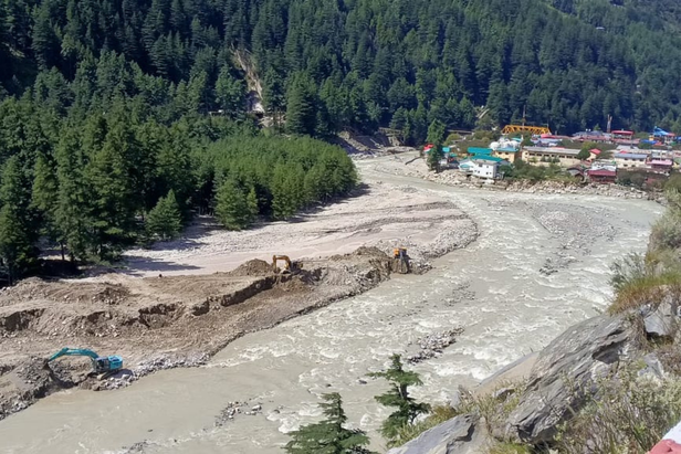 5 अगस्त 2025 को बादल फटने के बाद हर्षिल घाटी में बाढ़ जैसी स्थिति बन गई।