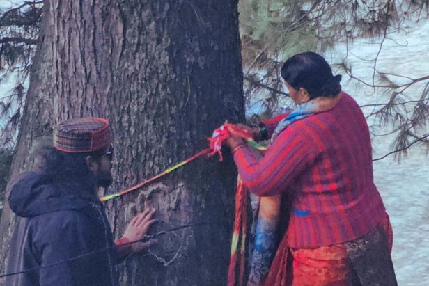 बस पेड़ों को छूकर एक संकल्प लिया जा रहा था कि इन्हें यूँ ही कटने नहीं दिया जाएगा