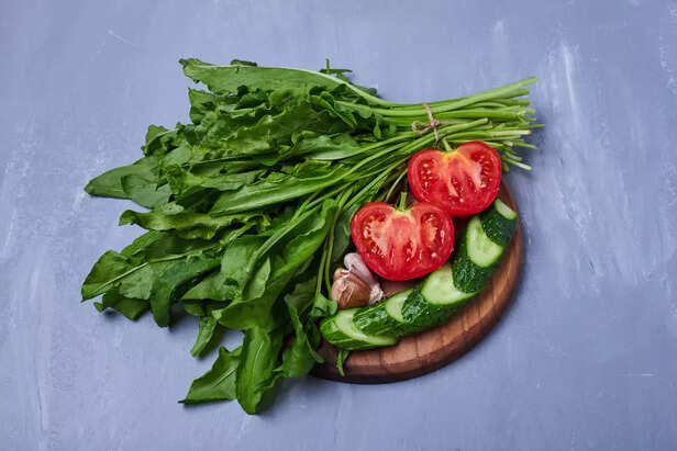 Raw spinach for iron deficiency