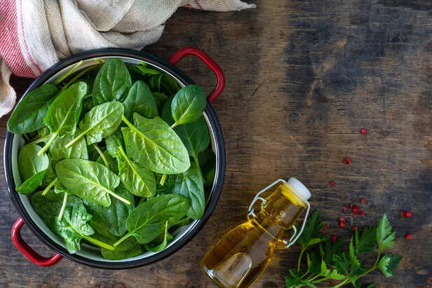 Best form to eat spinach in which we can get nutrients.