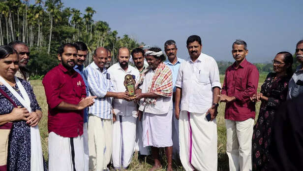 देश के अलग-अलग हिस्सों से किसान, वैज्ञानिक, छात्र और शोधकर्ता खिंचे चले आते हैं। वे यहाँ किसी बड़े संस्थान या प्रयोगशाला को देखने नहीं आते, बल्कि एक आदिवासी किसान से मिलने आते हैं चेरुवयल के रमन से