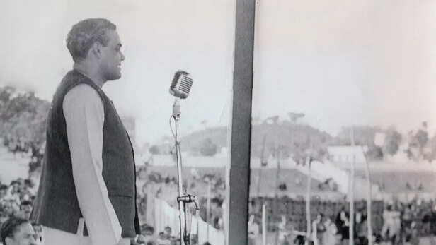 मैंने पहली बार अटल जी का भाषण सुना था और शायद पहली बार ही किसी नेता को। उसके बाद तो जब कभी मौका मिलता था, मैं उन्हें सुनने जाता था।