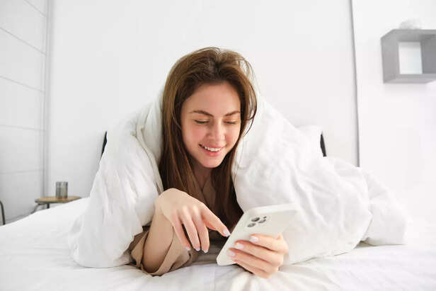 Using Phone First Thing in Morning Bombards Our Brain