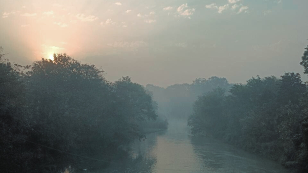 मौसम विभाग के अनुसार पश्चिमी और पूर्वी यूपी में अगले कुछ दिनों तक घना से अत्यंत घना कोहरा छाया रह सकता है।