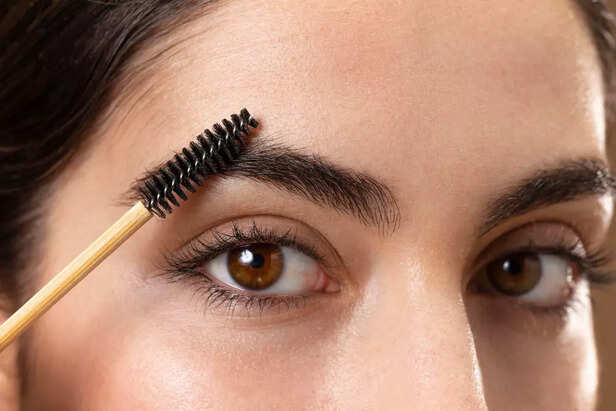 how does oils help in growth of eyelashes and eyebrows