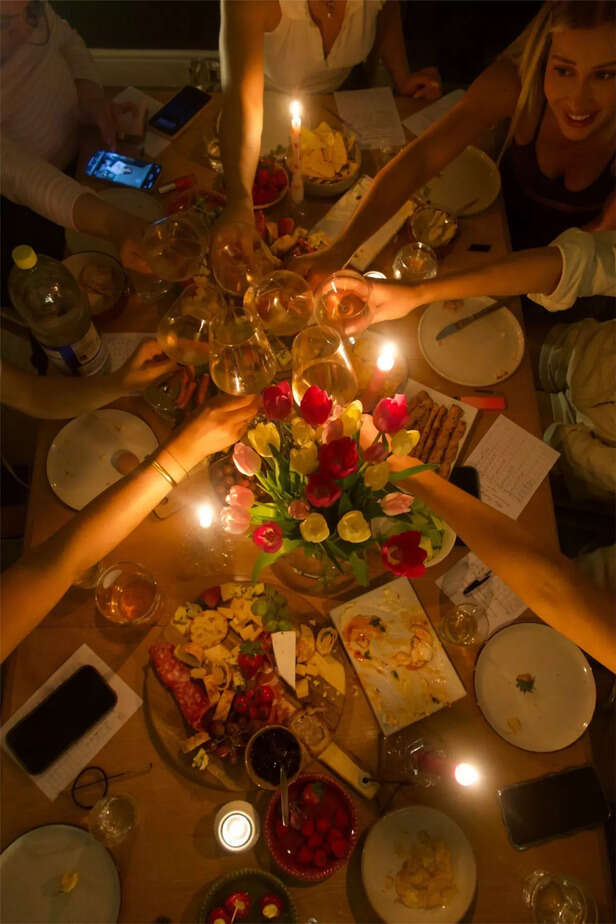 Freepik | If you want something calmer, an appetizer buffet or a curated cheese spread introduces variety and keeps people grazing all night.