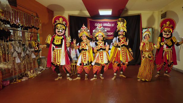 जब कोई बच्चा पहली बार भारी आहार्य वेशभूषा पहनता है, जब वह चेहरे पर रंग लगाकर मंच पर कदम रखता है, तब सिर्फ एक कलाकार नहीं बनता, एक विरासत आगे बढ़ती है।