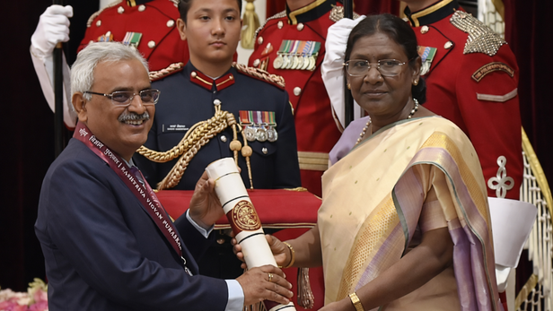 जब राष्ट्रपति भवन में वैज्ञानिकों की एक टीम को सम्मानित किया गया, तो वह सिर्फ़ एक पुरस्कार नहीं था। यह उस यात्रा की सार्वजनिक स्वीकृति थी, जो भारत के खेतों से शुरू होकर वैश्विक खुशबू उद्योग तक पहुँची है।