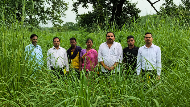 भारत का किसान परंपरागत खेती से जुड़ा है। नई फसल, नई तकनीक, यह सब उसके लिए जोखिम जैसा लगता है। यही सबसे बड़ी चुनौती थी।