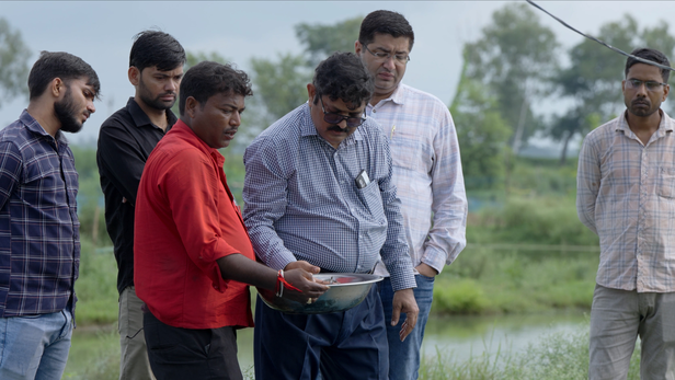 उत्तर प्रदेश के मछलियों के डॉक्टर संजय श्रीवास्तव