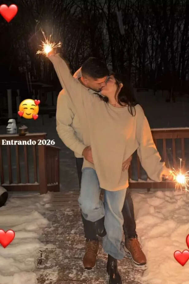 Alex Pereira and Tracy Cortez share a New Year kiss