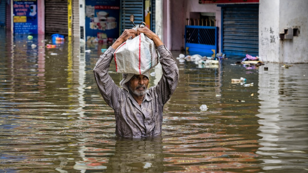 एक जून से सितंबर के बीच भारत और पाकिस्तान में आई मानसूनी बाढ़ रही, जिसमें 1,860 से अधिक लोगों की जान गई और लगभग 5.6 अरब डॉलर का नुकसान हुआ।