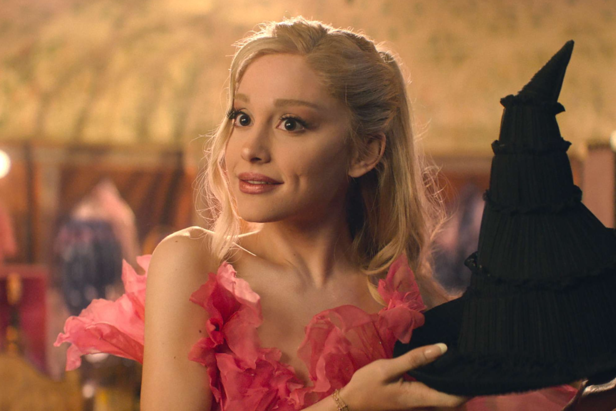 X/@arianastan401 | Ariana is heading back to the stage