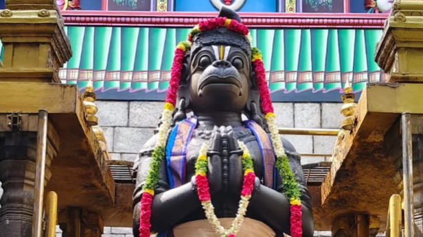 18-feet tall, single stone idol of Lord Hanuman | Instagram - @anjaneyartemplenamakkal
