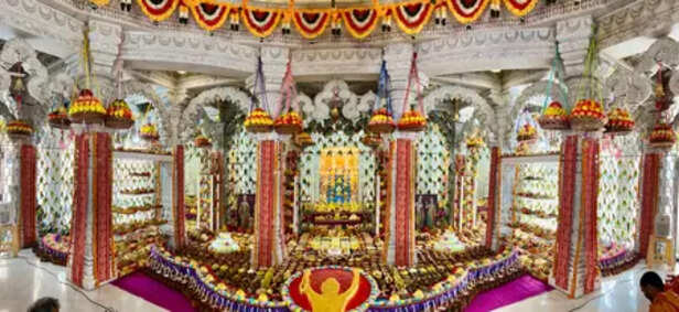 Delhi: Over 1,232 Sattvic delicacies offered to deities on Annakut festival at Swaminarayan Akshardham Mandir