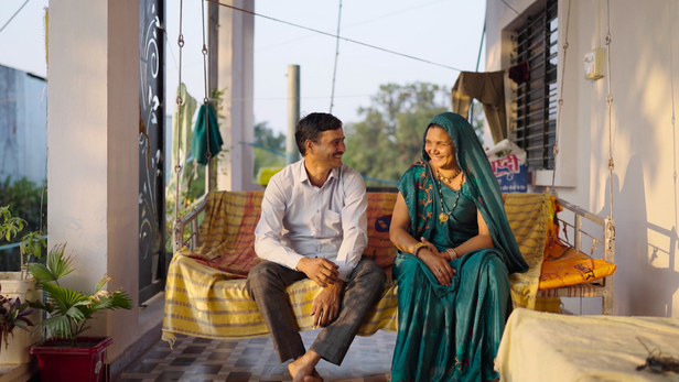 अपनी पत्नी के साथ देवेंद्र सिंह परमार