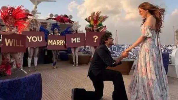 Stebin stood on his knee before an overjoyed Nupur.