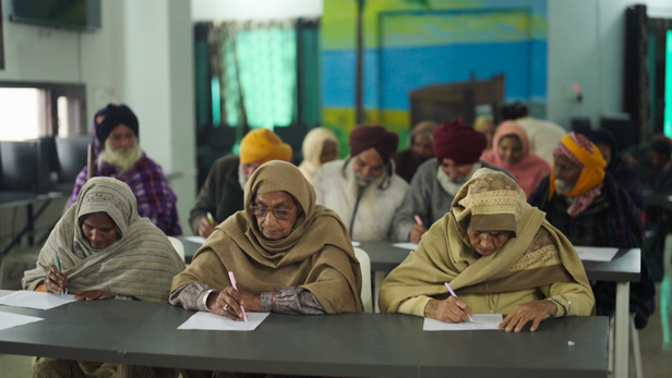 पंजाब के बुज़ुर्गों की पढ़ाई के साथ जब अधूरा बचपन पूरा हुआ।