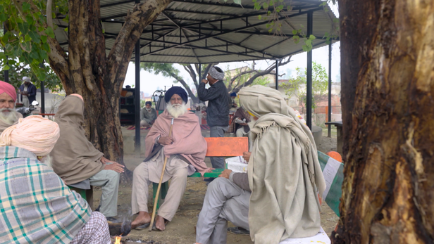 अंगूठे से दस्तख़त तक,  यहीं से शुरू हुई बुज़ुर्गों की शिक्षा की नई शुरुआत।