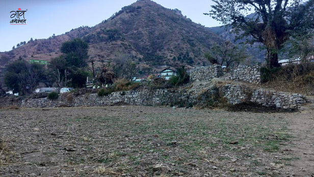 उत्तराखंड में बारिश न होने से सूखे पड़े खेत। फोटो: विमल नौटियाल