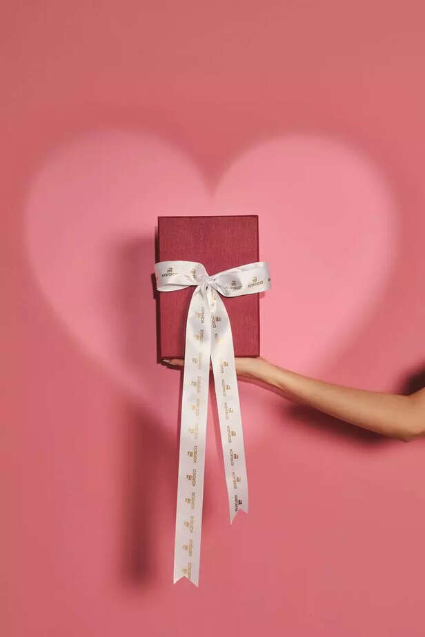 Freepik | பரிசு வழங்குவதை ஆளுமை நெருக்கடியாக மாற்றாதீர்கள். மற்றும் நிச்சயமாக பதிலுக்கு ஒரு பெரிய காதல் சைகையை எதிர்பார்க்க வேண்டாம்.