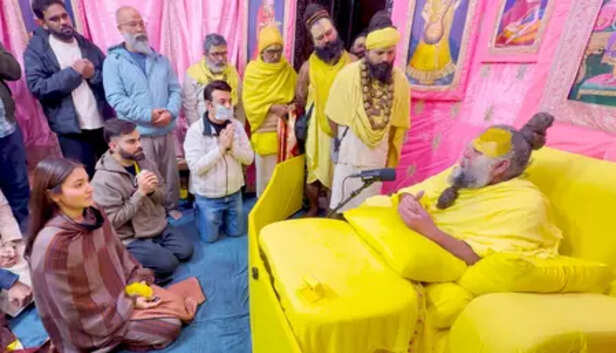 Virat Kohli visits Premanand Ji Maharaj’s ashram with wife Anushka Sharma