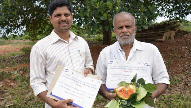 एसके सिद्दपा और उनके बेटे एसएस परमेश। फोटो: एसएस परमेश