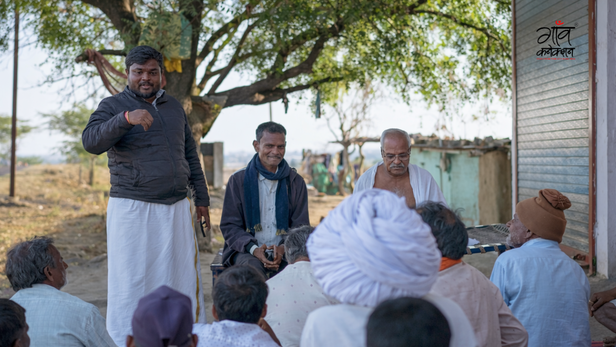 महेश का काम सिर्फ़ तालाब और खेती तक सीमित नहीं है। वे जानवरों के संरक्षण और पशुपालन को भी ग्रामीण आजीविका का हिस्सा बनाते हैं।