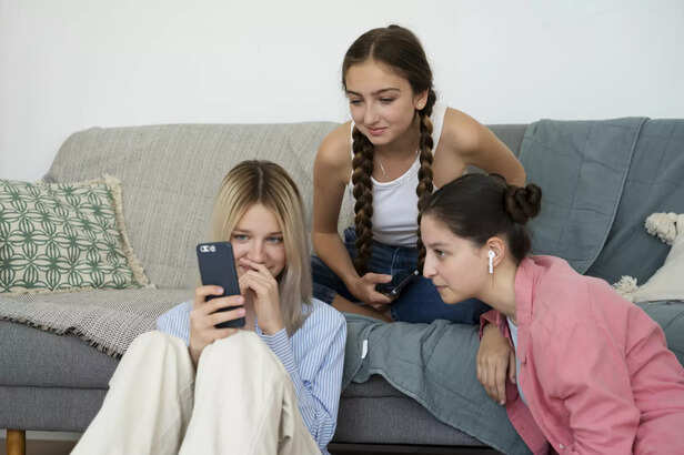 Navigating Teen Screen Time in a Connected World