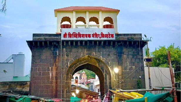 The Main Gate of Siddhivinayak Temple | Instagram - @shree_siddhivinayak_siddhatek