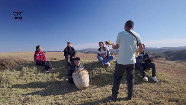 पारंपरिक वाद्य ‘दुईतारा’ से लेकर लोक धुनों तक, वे नई पीढ़ी को अपनी जड़ों से जोड़ रहे हैं।