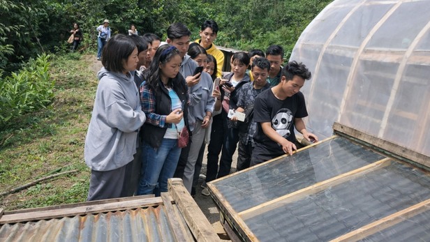 दूर-दूर से युवा और किसान इस सोलर ड्रायर की जानकारी लेने आते हैं।