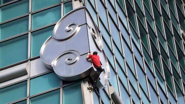 X/@FearBuck | For many in Taiwan, the climb brought fresh attention to a building that is already a national symbol