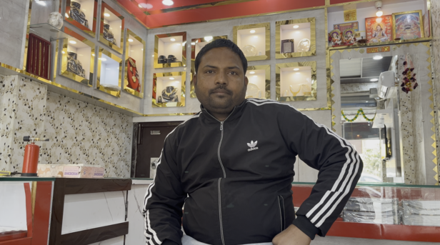 सूनी पड़ी सुनारों की दुकानें, ग्रहकों के इंजतार में बैठे व्यापारी