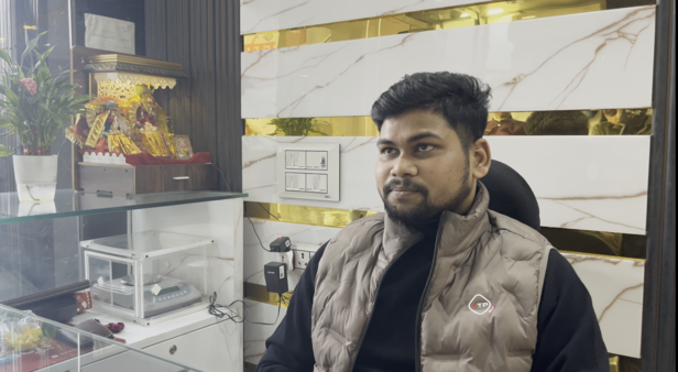 हल्की से हल्की ज्वेलरी भी लोगों के बजट से बाहर जा रही है।