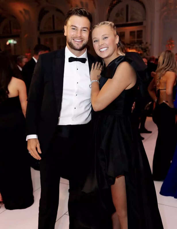 Did JoJo Siwa queerbait for clout? Here's why it is one of the most messiest discourses of the week