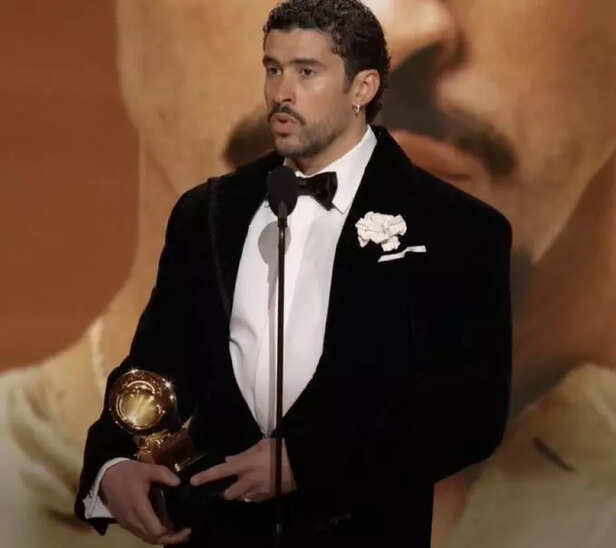 X| @screenrant| Bad Bunny delivers a powerful anti-ICE statement while accepting Best Música Urbana Album