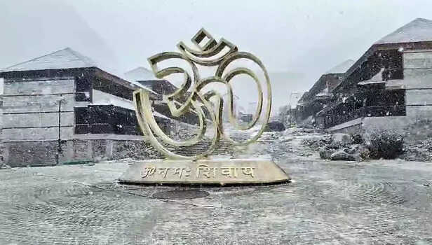 Rudraprayag, Jan 05 (ANI): Kedarnath Dham witnesses the second snowfall of the w...