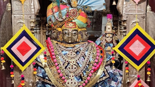 Idol of Lord Brahma at  Jagatpita Brahma Mandir | Instagram - @brahmatemplepushkar