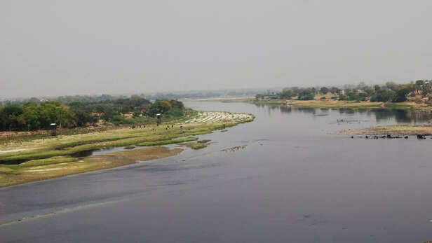 आज यमुना एक चेतावनी है। अगर अब भी हमने उसके बहाव, उसकी जैव विविधता और उसके जीवन को बचाने की कोशिश नहीं की, तो आने वाली पीढ़ियाँ उसे सिर्फ तस्वीरों और किताबों में ही जानेंगी।