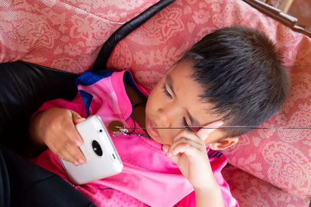 बच्चों की स्क्रीन टाइम को नियंत्रित करें