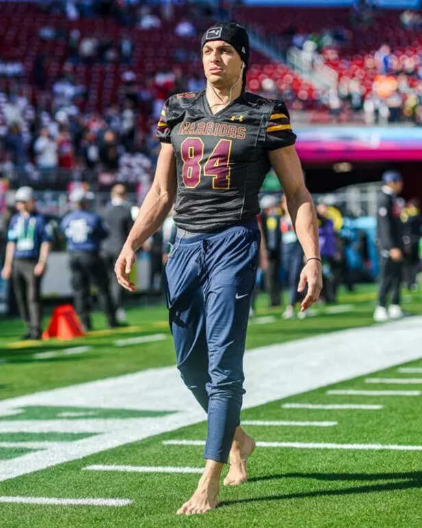 X| @brgridiron| Mack Hollins took field for pre-game warmups in a Mike Vrabel HS jersey